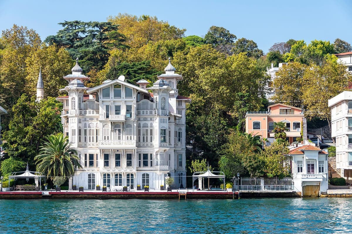 Distress sales and 9-figure discounts: Hard to sell mega mansions find a last resort at real estate auction