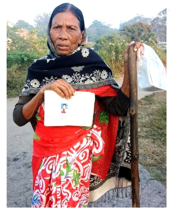 कभी मेरे द्वार भी आइये सरकार   <br>कमली लगा रही गुहार, अभी मैं जिंदा हूं
