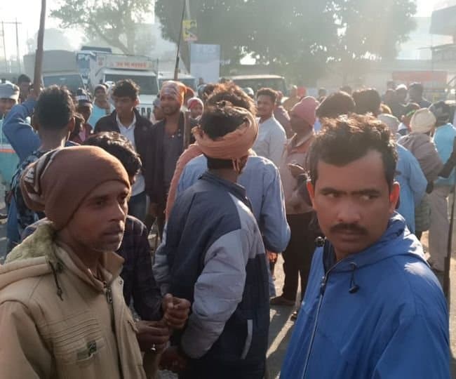 हाथियों के उत्पात से परेशान दारू के ग्रामीणों ने किया सड़क जाम, मुआवजा की मांग