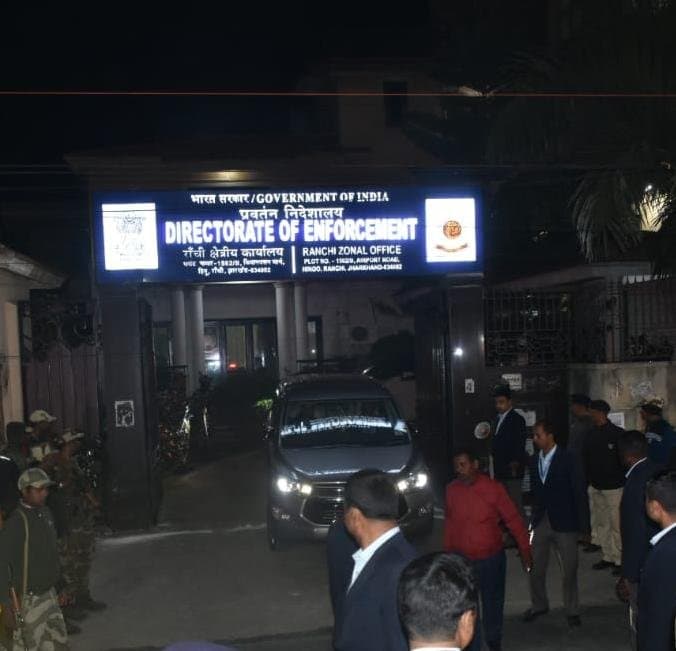 9.30 घंटे बाद ईडी ऑफिस से निकले मुख्यमंत्री