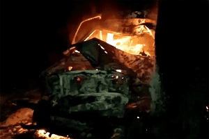 बिजली के खंभे से टकराने से स्कॉर्पियो में लगी आग, तीन लोगों की मौत