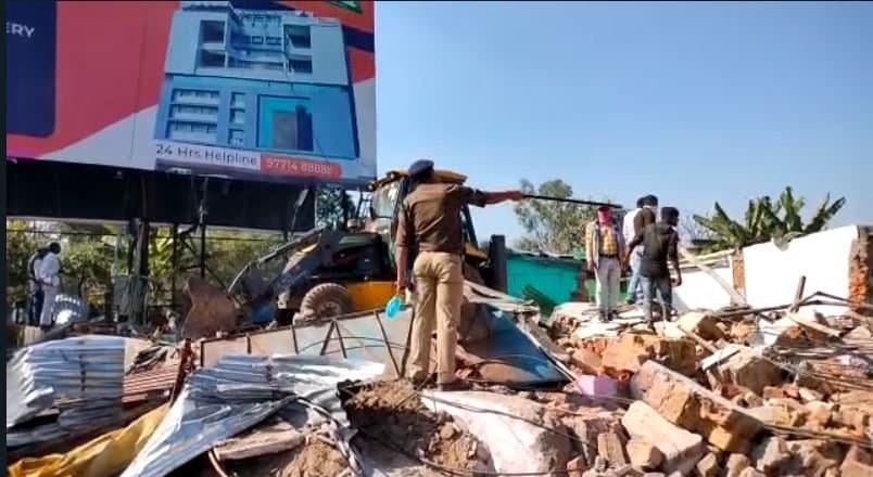 रेलवे ने चलाया अतिक्रमणकारियों के खिलाफ अभियान, अवैध निर्माण किया ध्वस्त