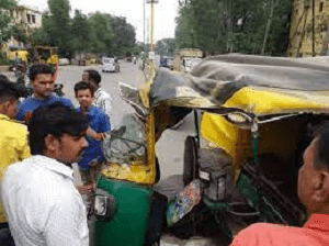 स्कूली बच्चों से भरे ऑटो और कार में हुई टक्कर, कई बच्चे घायल