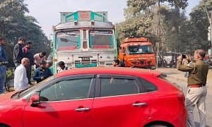 साकची में ट्रक ने कार को मारी टक्कर, घसीटकर ले गया 500 मीटर तक