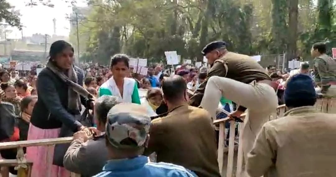 स्वास्थ्य विभाग के अनुबंध कर्मियों का जोरदार विरोध प्रदर्शन