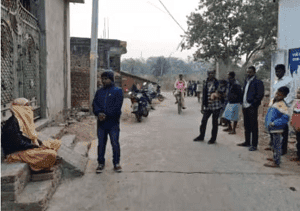 प्रेमी की बेवफाई पर प्रेमिका ने प्रेमी के घर के सामने बैठी धरने पर