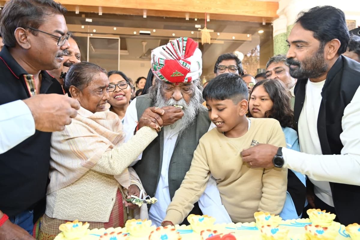 सीएम ने मनाया गुरुजी का 79वां जन्मदिन, देखें तस्वीरें..