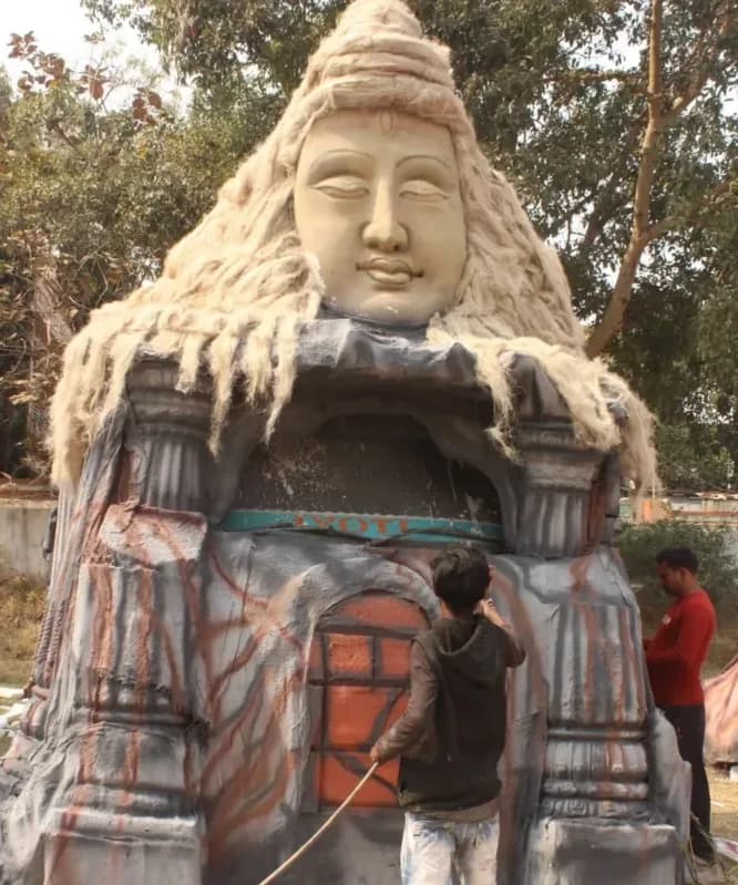 मो.फयाज और राजू वारसी सजा रहे हैं भोले बाबा की झांकी