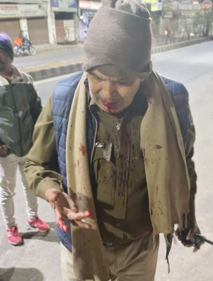 रांची पुलिस पर हमला, दो अफसर घायल
