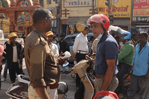 ट्रॉफिक जुर्माना के लिए मशीन नहीं कर रहा था काम, स्कूटी सवार ने किया हंगामा