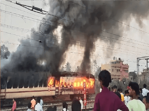 रिफ्यूजी कॉलोनी में खड़ी ट्रेन के तीन बोगियों में लगी आग, परिचालन हुआ बाधित