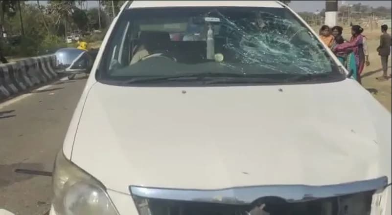 तेज रफ्तार इनोवा मौसीबाड़ी के एक बच्चे को धक्का मारा
