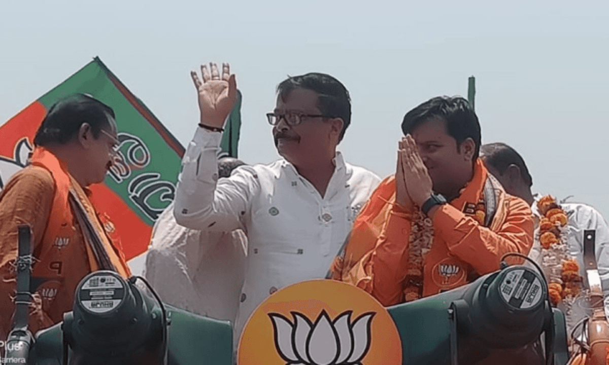 झारसुगुड़ा उपचुनाव के लिए भाजपा के तांकाधर ने पर्चा दाखिल किया