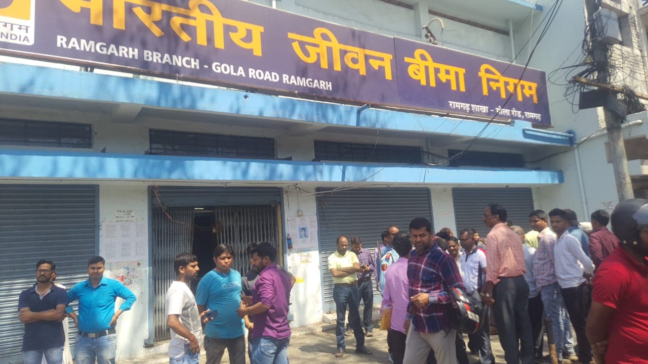 रामगढ़ में गार्ड से 29 लाख की लूट, देखें वीडियो …