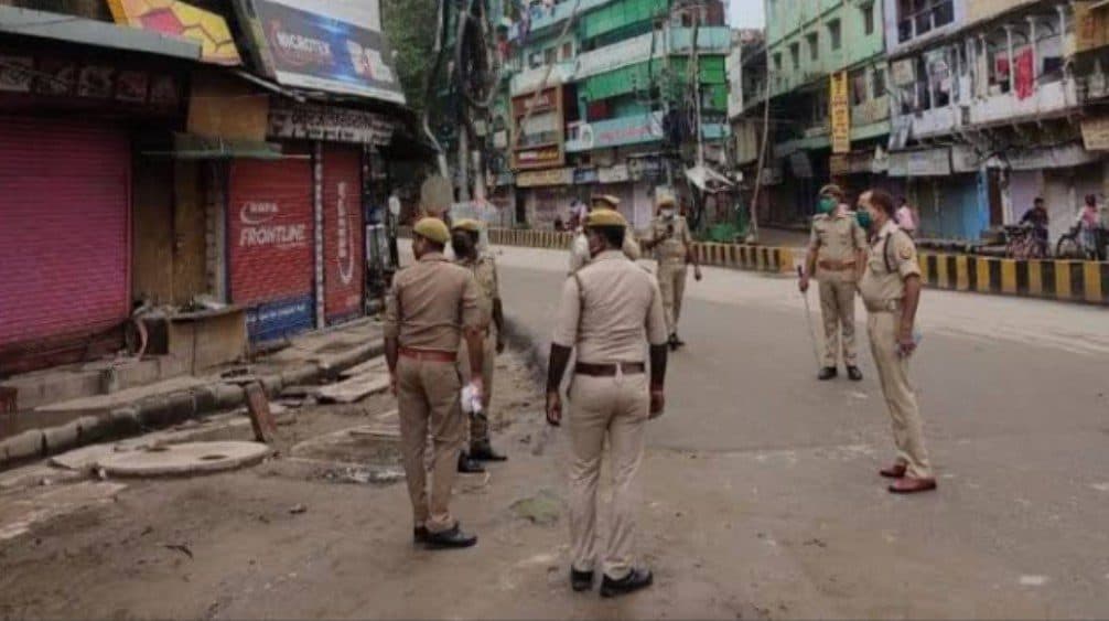 अतीक-अशरफ  की हत्या के बाद प्रयागराज की सड़कों पर छाई वीरानी, दुकानें बंद