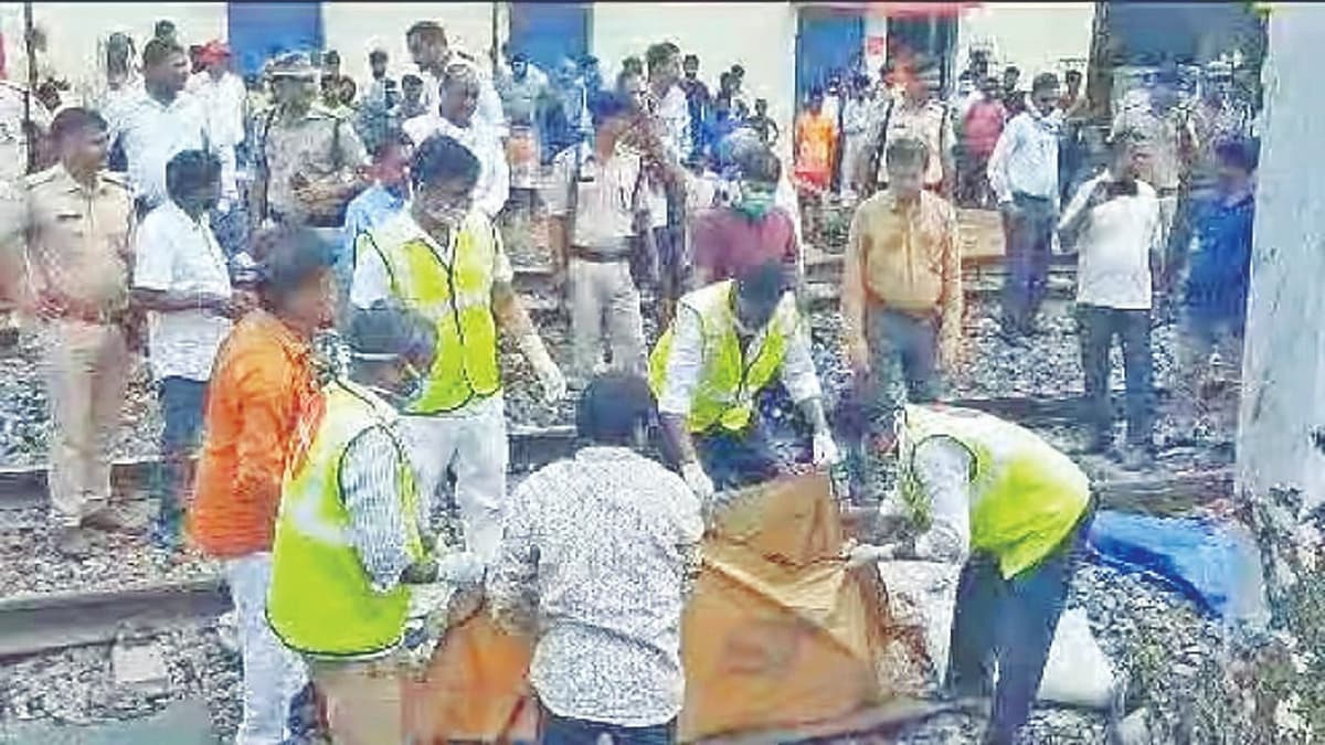 करंट लगने से धनबाद में आधा दर्जन लोग ज़िंदा जले, देखें वीडियो…