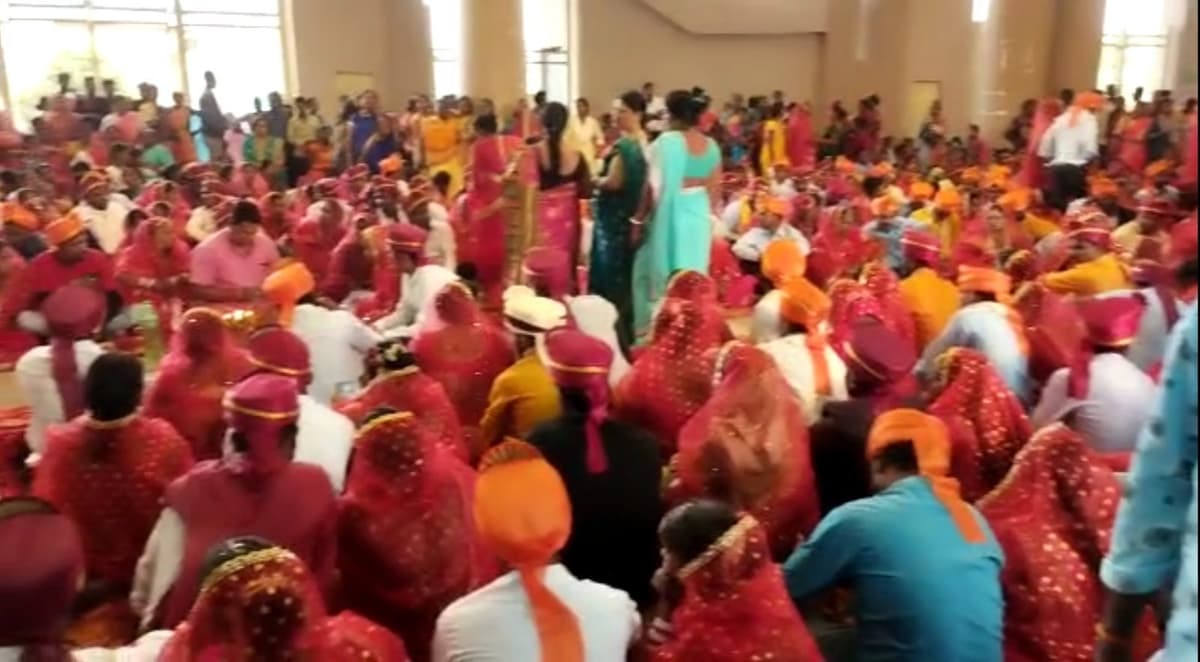 अनोखी शादी: 500 दुल्हा-दुल्हन एक साथ लिए फेरे, देखें वीडियो…