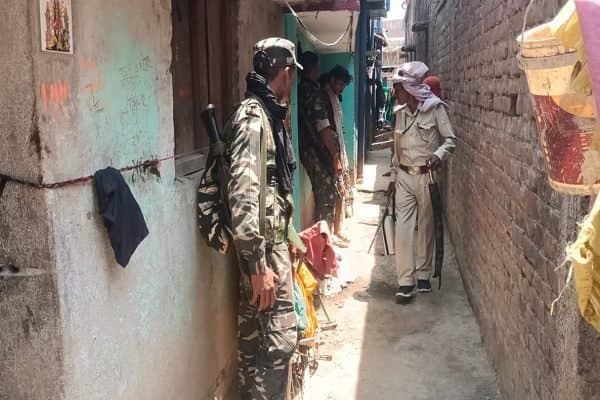 फरार दाहू यादव के घर की कुर्की-जब्ती