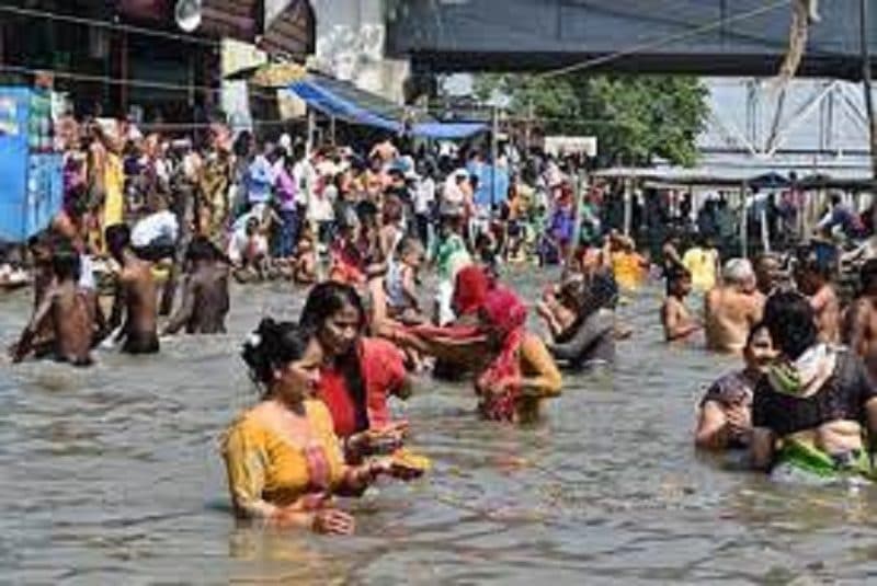 बुद्ध पूर्णिमा पर श्रद्धालुओं ने गंगा नदी में लगाई आस्था की डुबकी