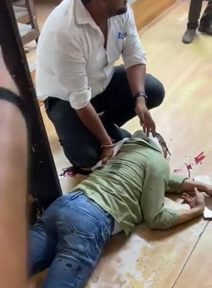 कोर्ट रूम के अंदर गैंगस्टर को मारी गोली, देखें वीडियो