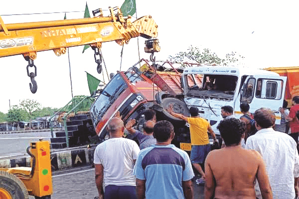 चांडिल में ट्रक और ट्रेलर में टक्कर, केबिन में फंसा ट्रेलर का चालक