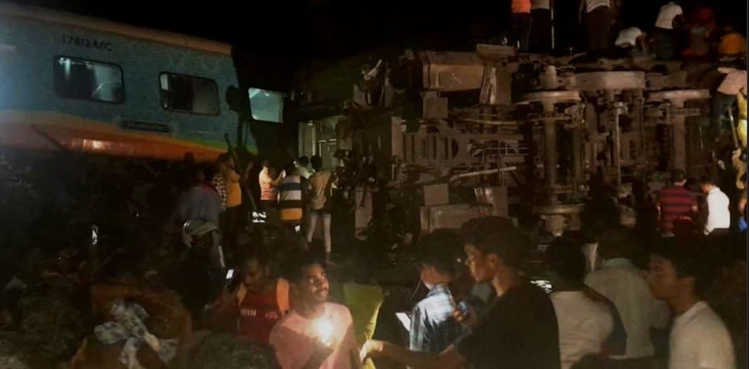 ओडिशा में तीन ट्रेनें आपस में टकराई, अब तक 50 यात्रियों की मौत, 350 जख्मी