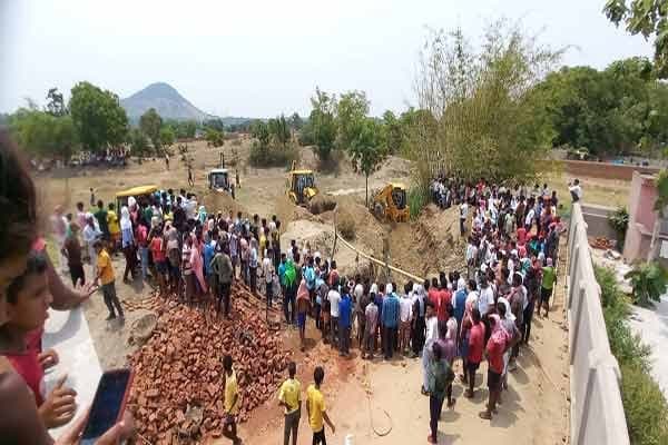 निर्माणाधीन सिंचाई कूप धंसा, मलबे के नीचे दो मजदूर दबे
