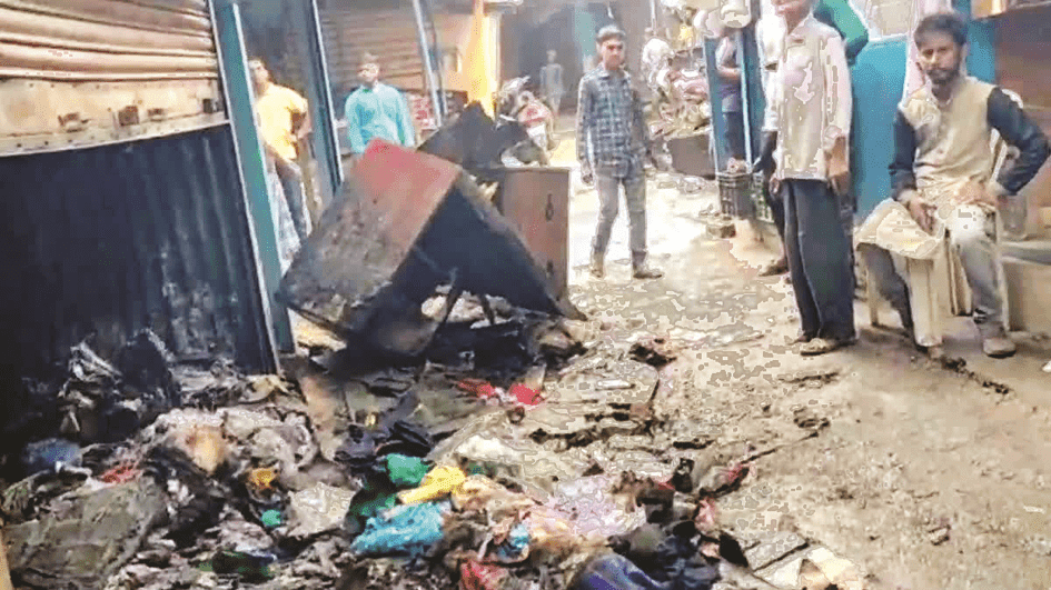 साकची बाजार में देर रात आग लगने से छह दुकानें जलकर खाक