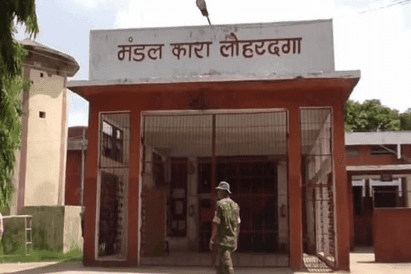 जेल में जिला प्रशासन व पुलिस की छापेमारी, कई आपत्तिजनक सामान जब्त