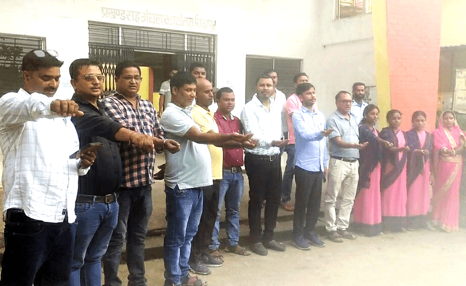 चितरपुर में मेरी मिट्टी मेरा देश कार्यक्रम में पंच प्रण की शपथ