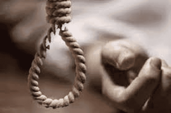 फंदे से लटक कर महिला ने की खुदकुशी