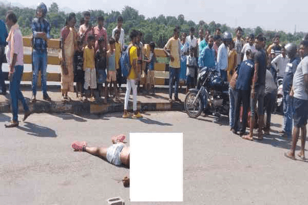 टोल ब्रिज पर ट्रेलर के स्कूटी सवार को रौंदने से मौत, चालक गिरफ्तार