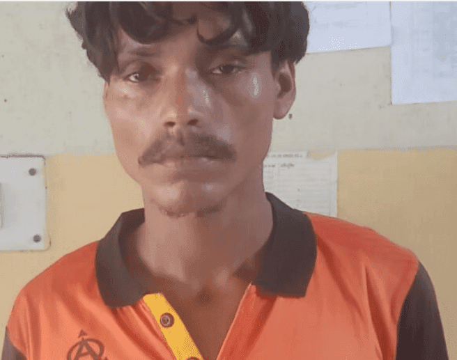 बालमुकुट स्टील फैक्ट्री में छड़ की चोरी करते एक युवक पकड़ाया