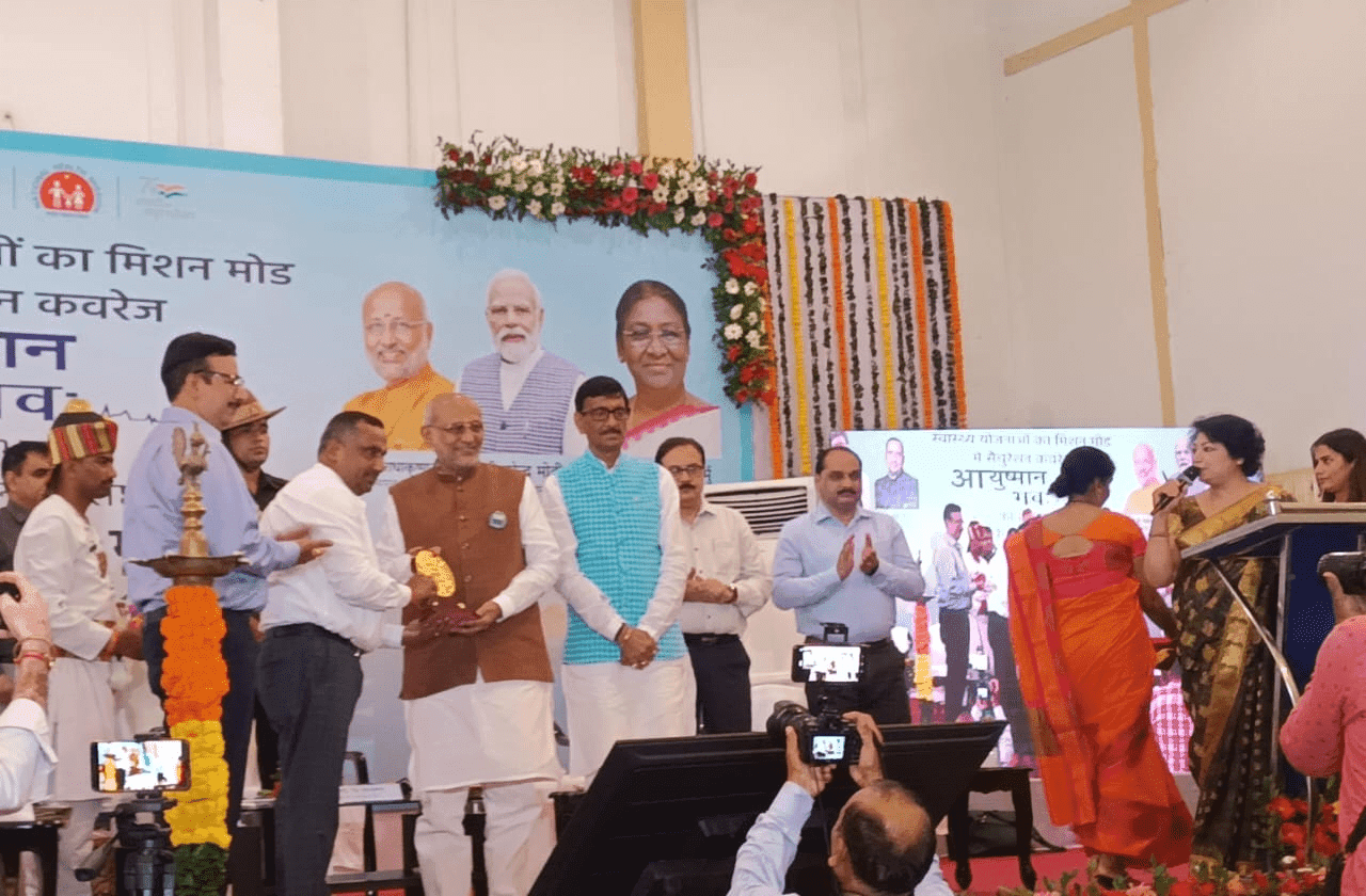 राष्ट्रपति द्रौपदी मुर्मू के हाथों आँनलाइन आरंभ हुआ आयुष्मान भव: योजना