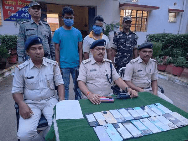 कोरियर कंपनी ‘वेयर हाउस’ से महंगे मोबाइल और लैपटॉप चोरी करने वाले 2 अपराधी गिरफ्तार