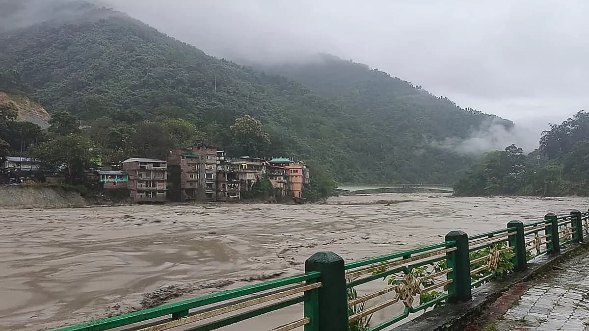 सिक्किम के सिंगतम में बादल फटने के बाद फ्लैश फ्लड, सेना के 23 जवान अभी भी लापता, 3 लोगों की मौत