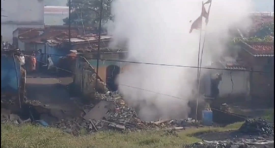 धनबाद के जोगता में फटी धरती, तीन घर धरती में समा गया