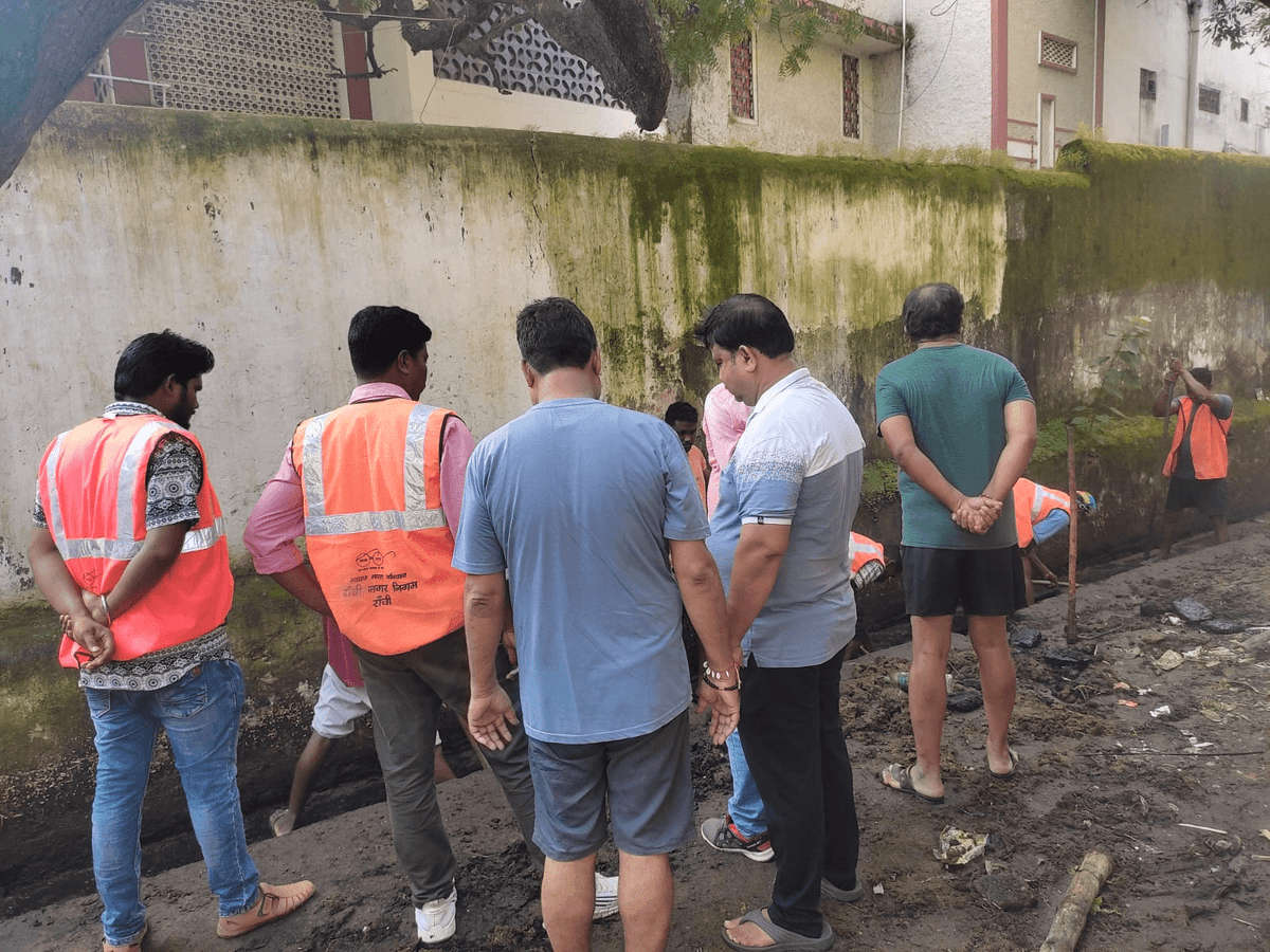 गौशाला का गोबर सड़क पर बहने से नागरिक परेशान, नगर निगम लापरवाह