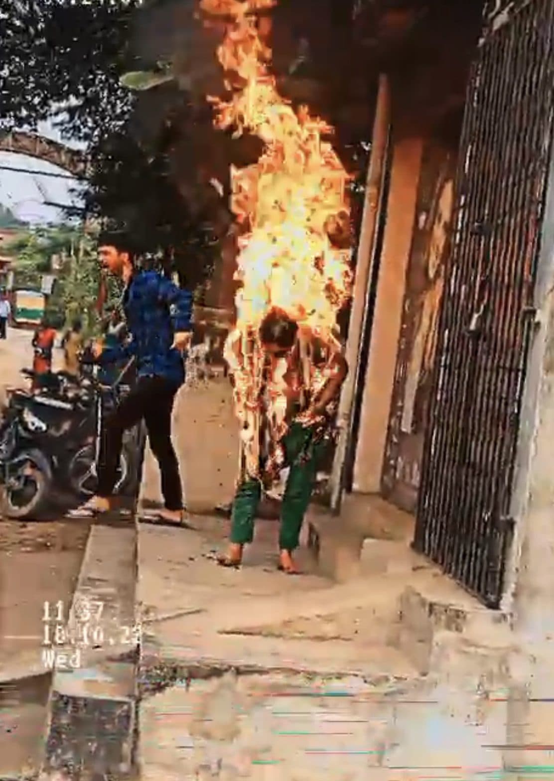बोकारो में भीड़ ने महिला को ज़िंदा जलाया, देखें वीडियो….
