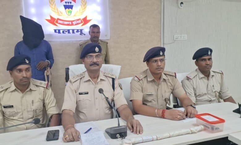 अवैध संबंध में बाधक बने पुत्र का पिता ने किया मर्डर, प्रेमिका के साथ गिरफ्तार