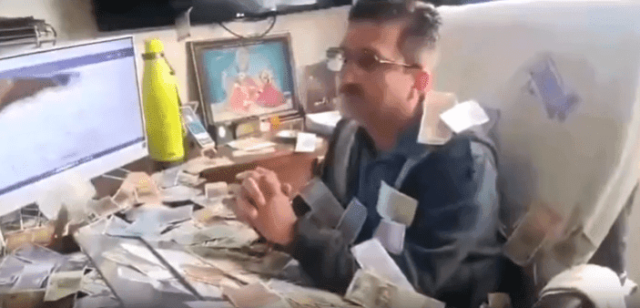 “ले और खा पैसे, जितना खाना है खा”- कहकर मू पर मारे पैसे… देखे विडिओ