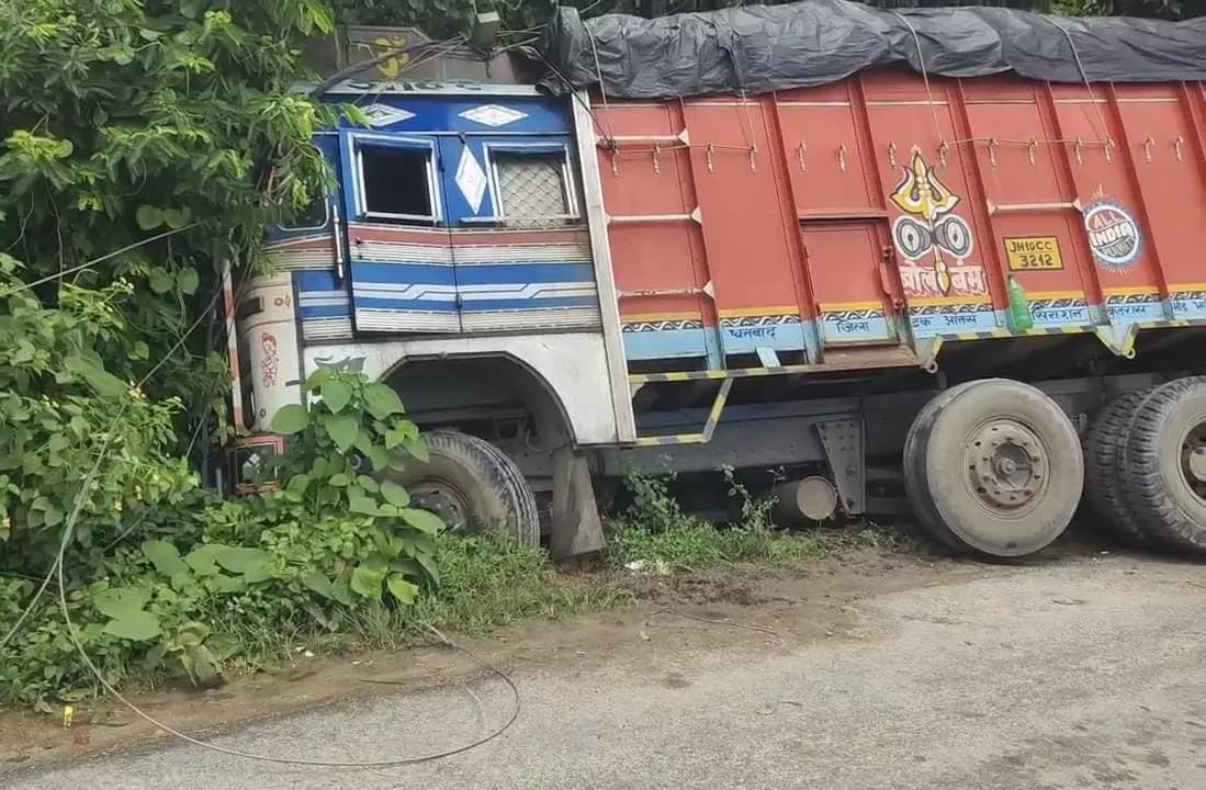 Dhanbad: शहरपुरा में चावल लदा ट्रक हाइटेंशन तार से टकराया