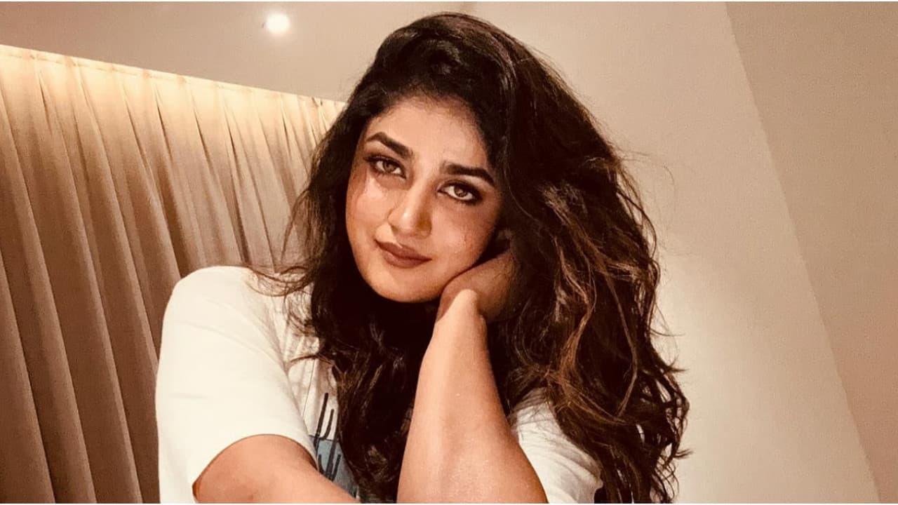 नौकरानी संग बदतमीजी और मारपीट का आरोप! साउथ की इस एक्ट्रेस और पति पर केस दर्ज | Dimple Hayathi actress and her husband Accused of mistreating and assaulting a maid a case has been filed against