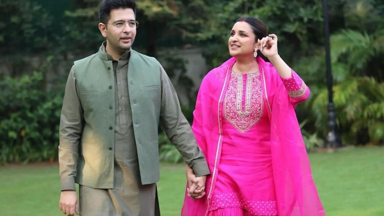 Parineeti Chopra Delivery: बच्चे को दिल्ली में जन्म देंगी परिणीति चोपड़ा, डिलीवरी के लिए एक्ट्रेस पहुंचीं ससुराल? जानें | Parineeti Chopra Raghav Chadha To Welcome Baby Soon Mom To Be actress Leaves For Delhi according to report