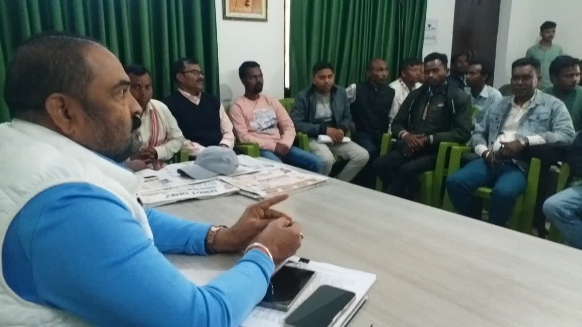 सिल्ली विधायक अमित महतो की शिकायत लेकर विनोद पांडे के पास पहुंचे JMM कार्यकर्ता, केंद्रीय महासचिव से कहा-नहीं सुनते है बात