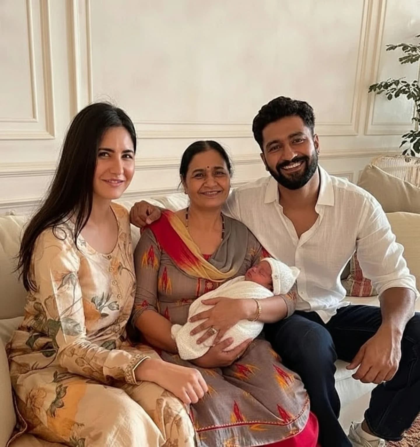 Katrina Kaif के बेटे की पहली तस्वीर वायरल, लोगों ने रंग पर किया ट्रोल