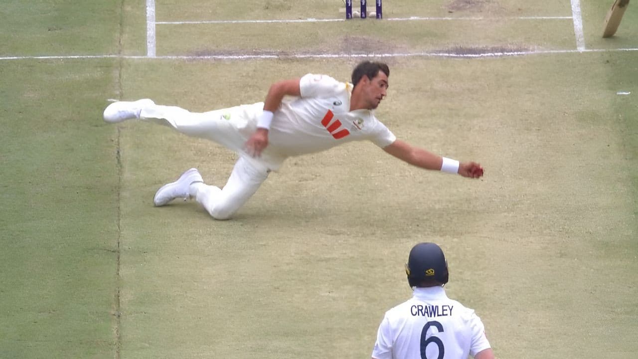 Ashes 2025: 35 साल की उम्र में मिचेल स्टार्क ने दिखाई गजब की फुर्ती, वीडियो में देखें कैसे एक हाथ से लपका कैच | ashes 2025 26 mitchell starc takes stunning catch of zak crawley watch video