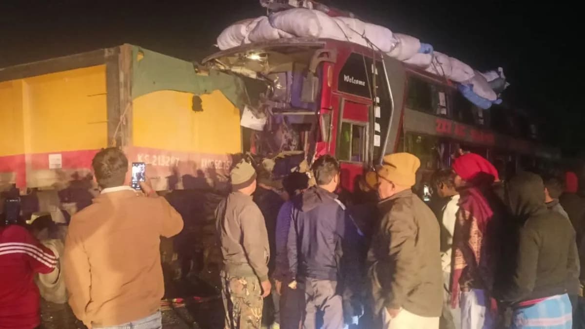 गया में सड़क दुर्घटना, बस और हाइवा की टक्कर में एक मृत, 17 घायल