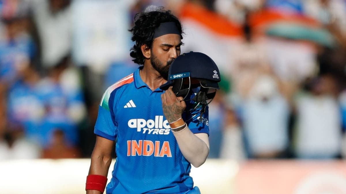 IND vs NZ: दूसरे वनडे में भारतीय टीम के 'संकटमोचक' बने केएल राहुल, कोहली-कोहली के शोर के बीच धारण किया विकराल रूप | KL Rahul score a century in Rajkot ODI