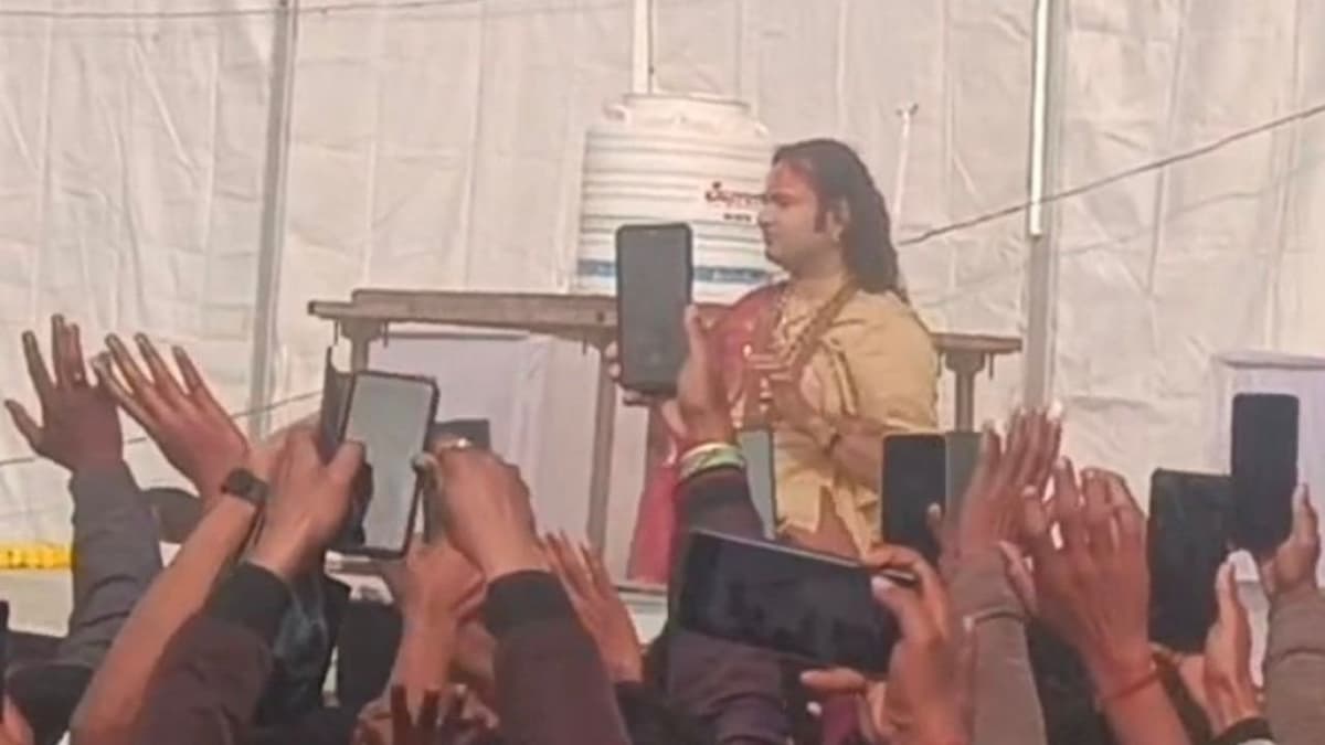 अनिरुद्धाचार्य महाराज की कथा में बिहार में भीड़ के uncontrolled होने से महिलाएं बेहोश, कई श्रद्धालु घायल